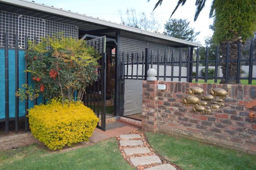 6 Bedroom Property for Sale in Doringkruin North West
